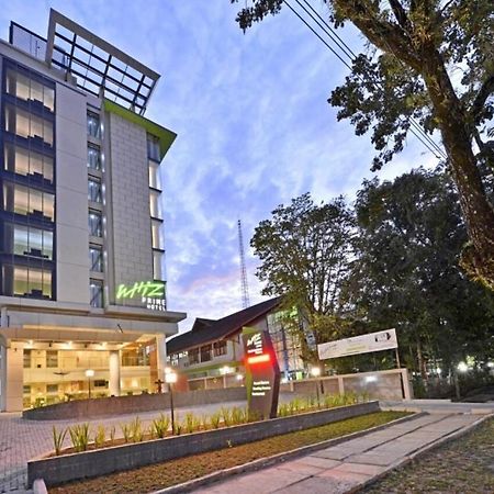 Whiz Prime Hotel Khatib Sulaiman Padang Esterno foto