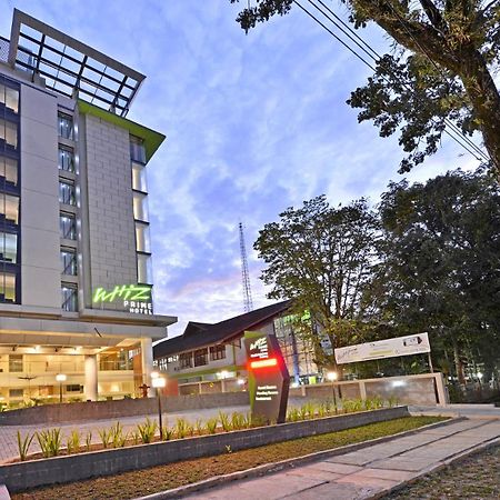 Whiz Prime Hotel Khatib Sulaiman Padang Esterno foto