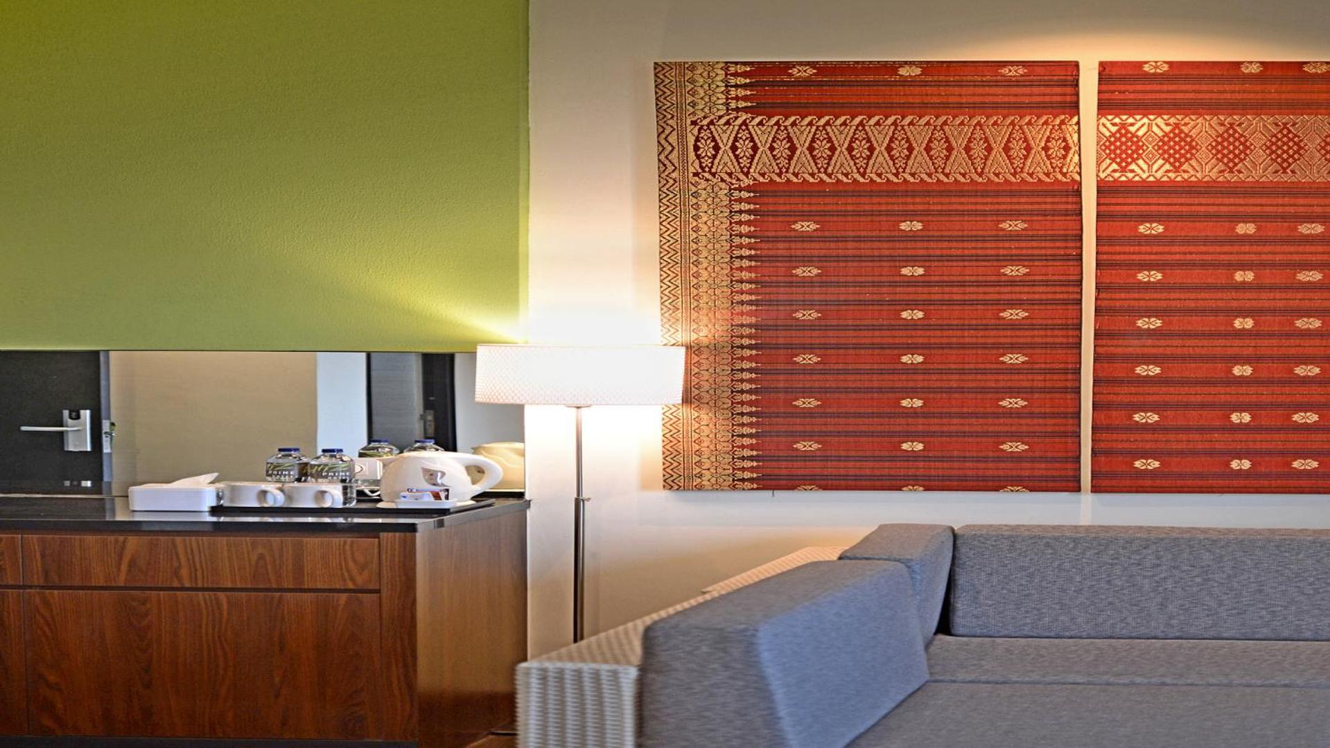 Whiz Prime Hotel Khatib Sulaiman Padang Esterno foto