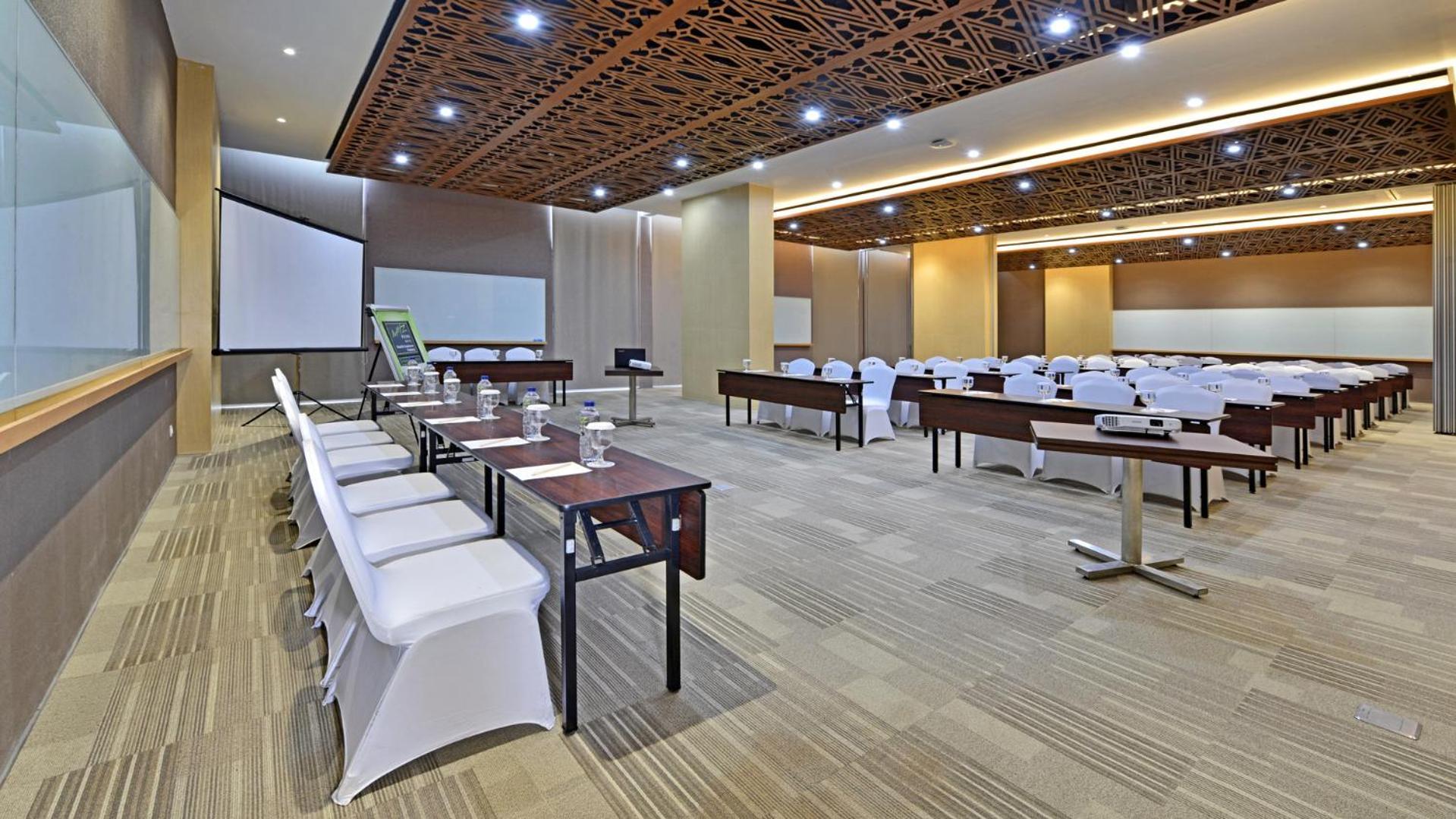Whiz Prime Hotel Khatib Sulaiman Padang Esterno foto