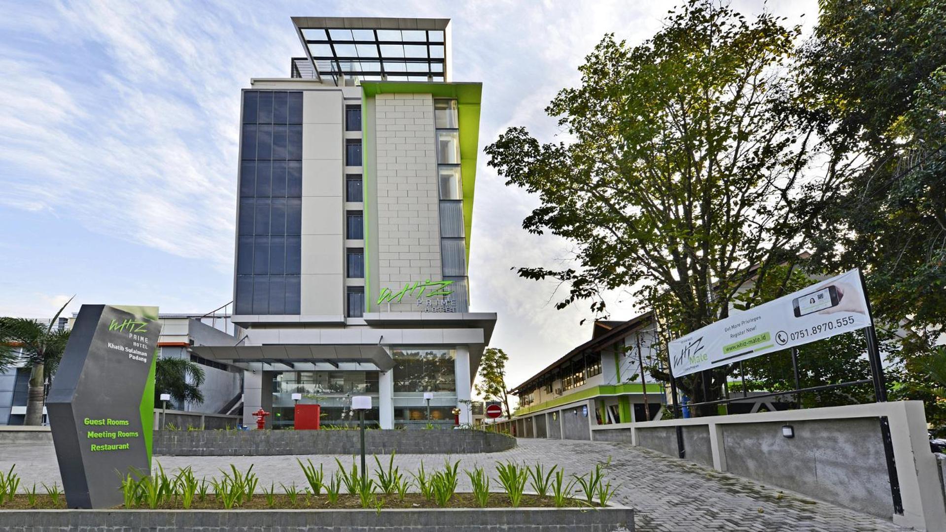 Whiz Prime Hotel Khatib Sulaiman Padang Esterno foto