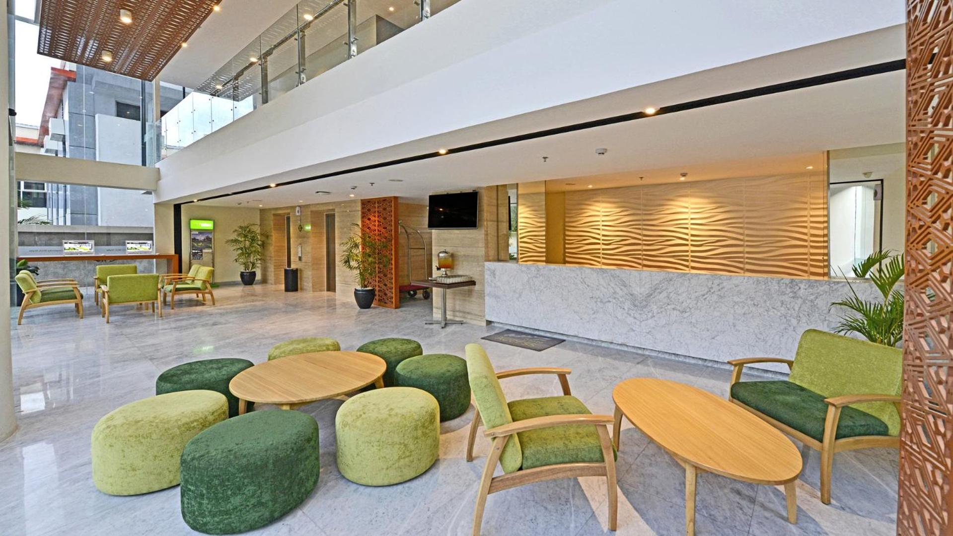 Whiz Prime Hotel Khatib Sulaiman Padang Esterno foto