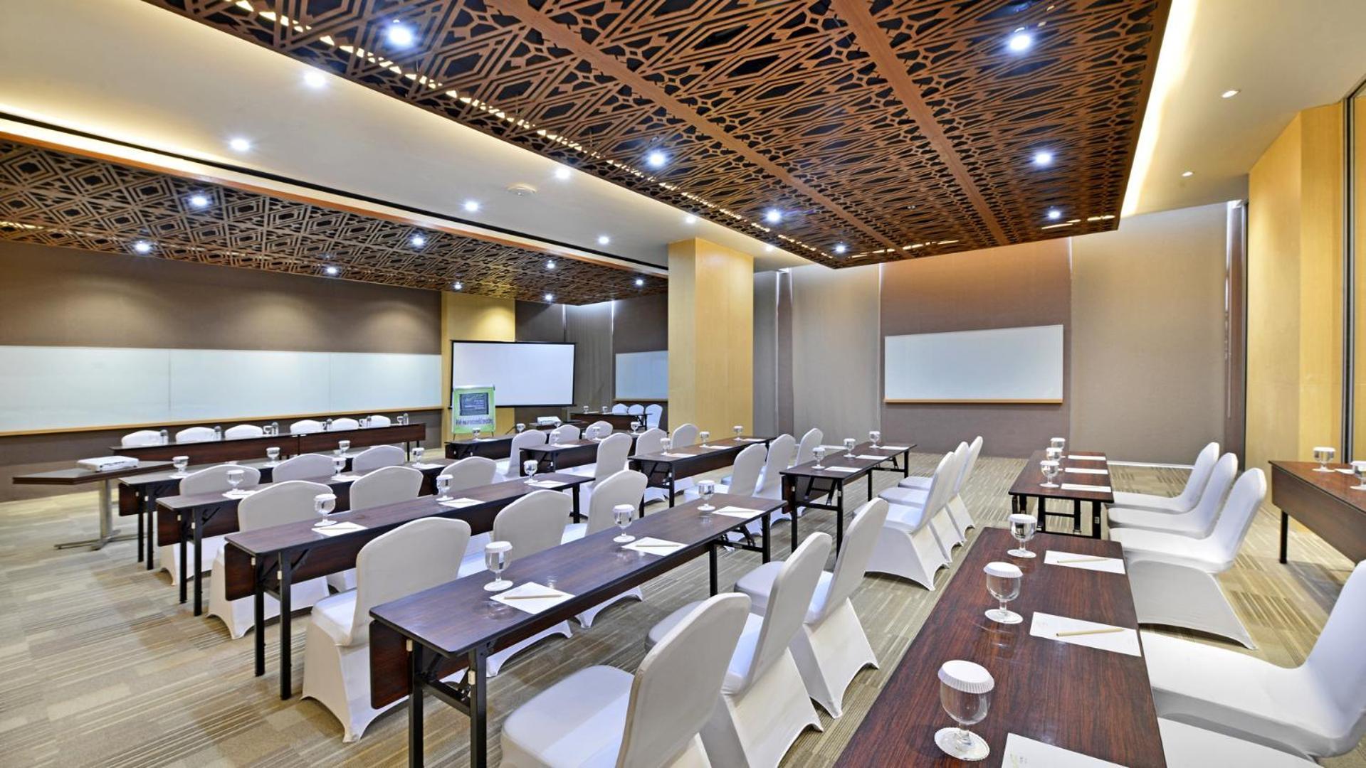 Whiz Prime Hotel Khatib Sulaiman Padang Esterno foto
