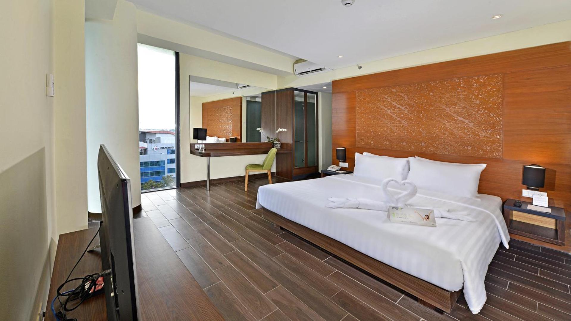 Whiz Prime Hotel Khatib Sulaiman Padang Esterno foto