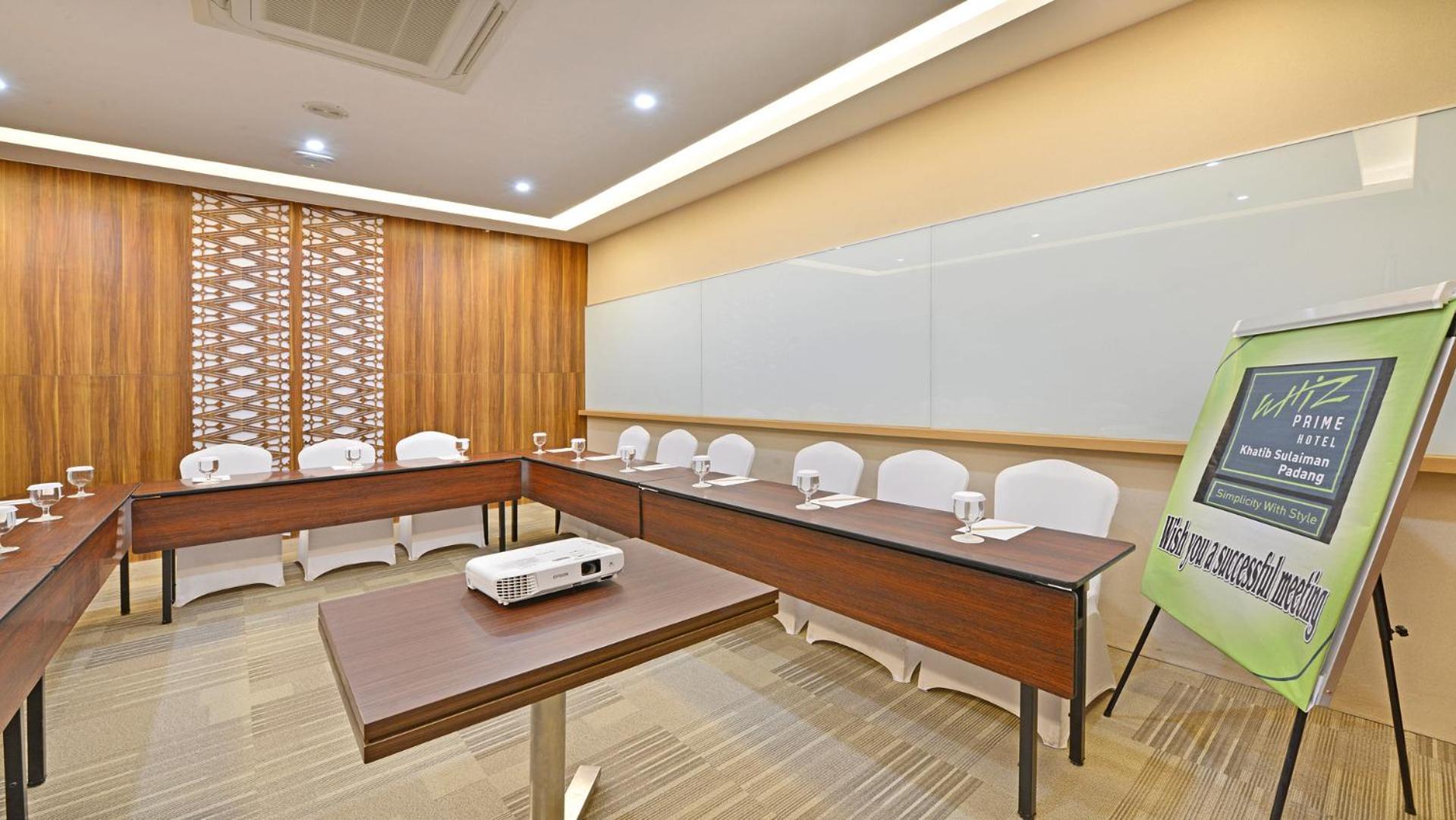Whiz Prime Hotel Khatib Sulaiman Padang Esterno foto