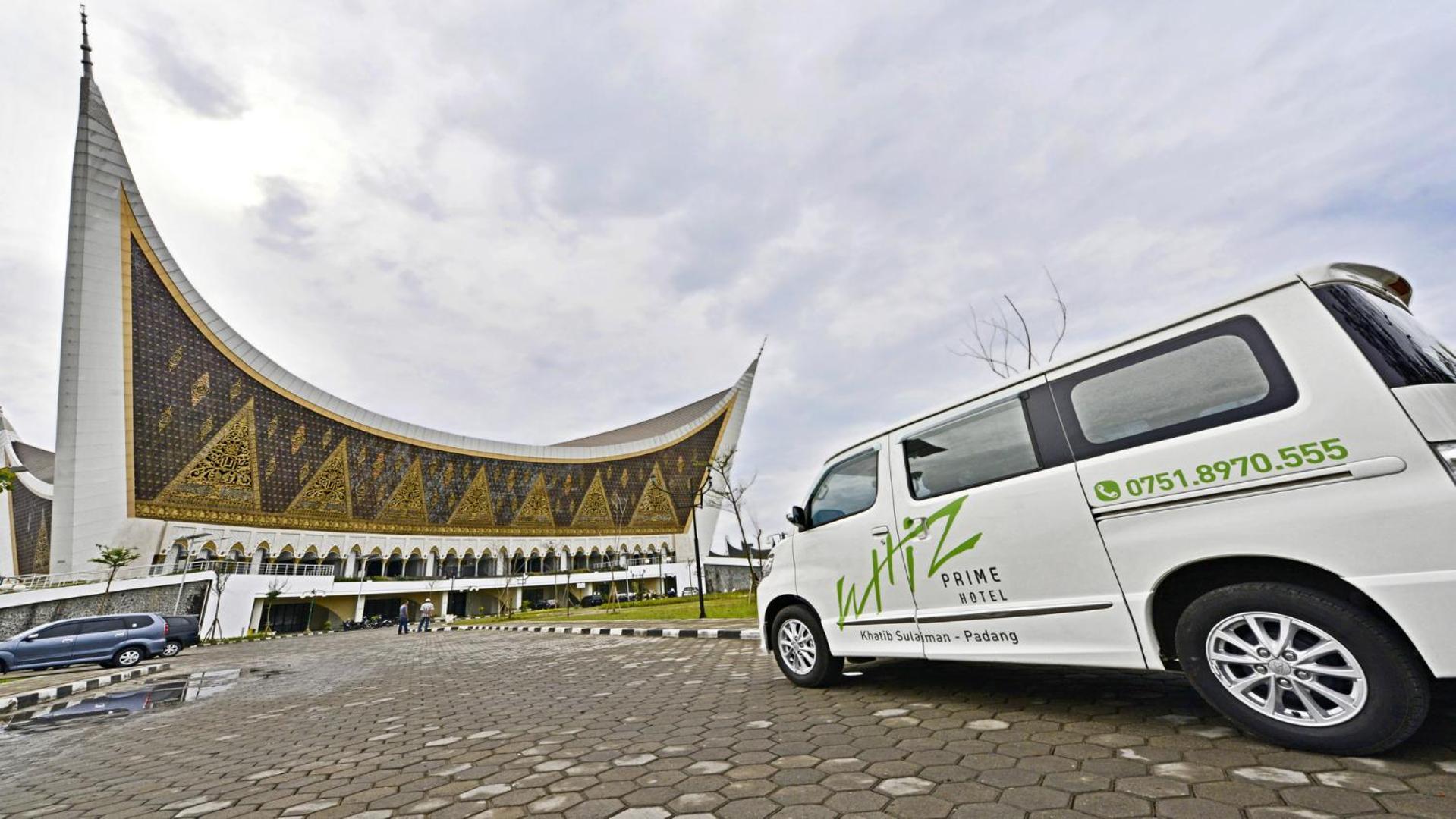 Whiz Prime Hotel Khatib Sulaiman Padang Esterno foto