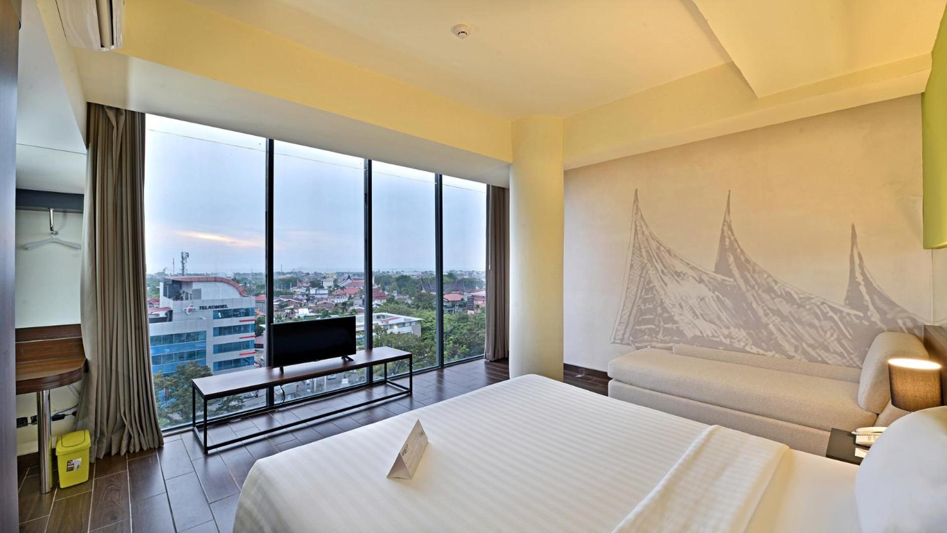 Whiz Prime Hotel Khatib Sulaiman Padang Esterno foto