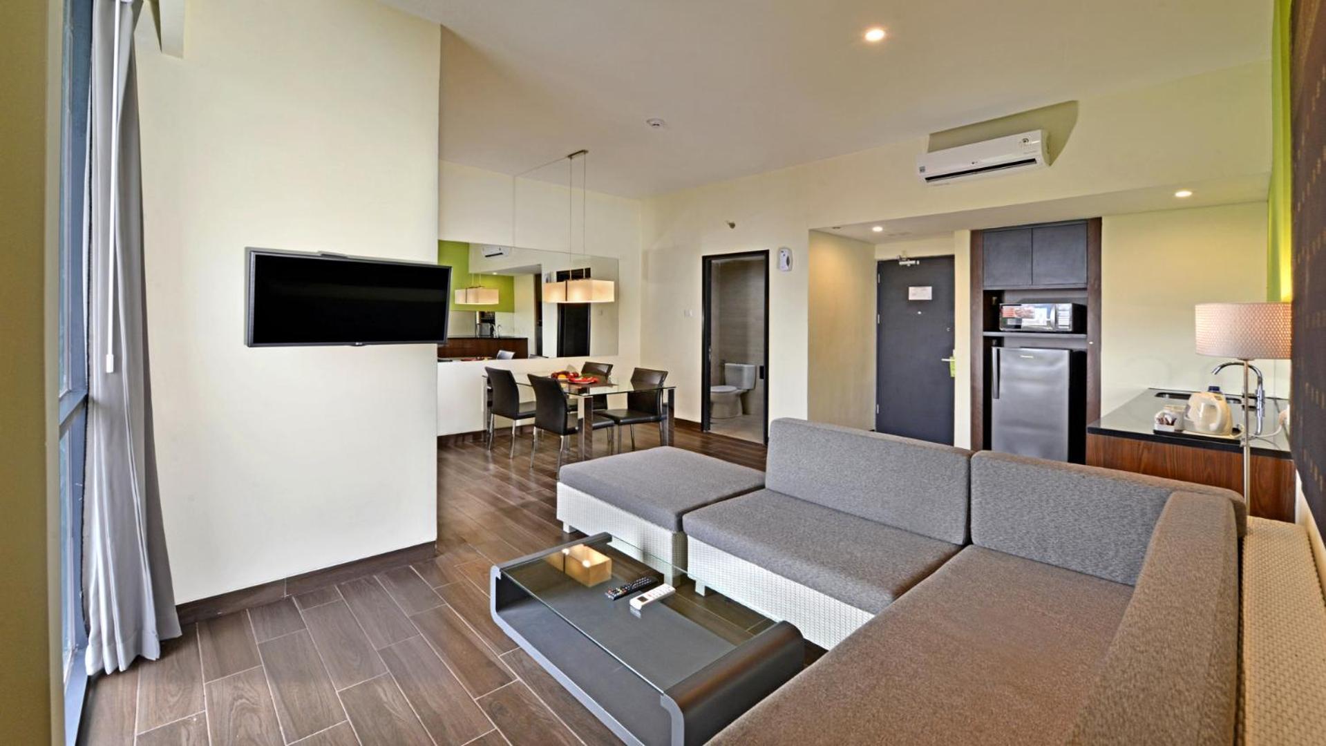 Whiz Prime Hotel Khatib Sulaiman Padang Esterno foto