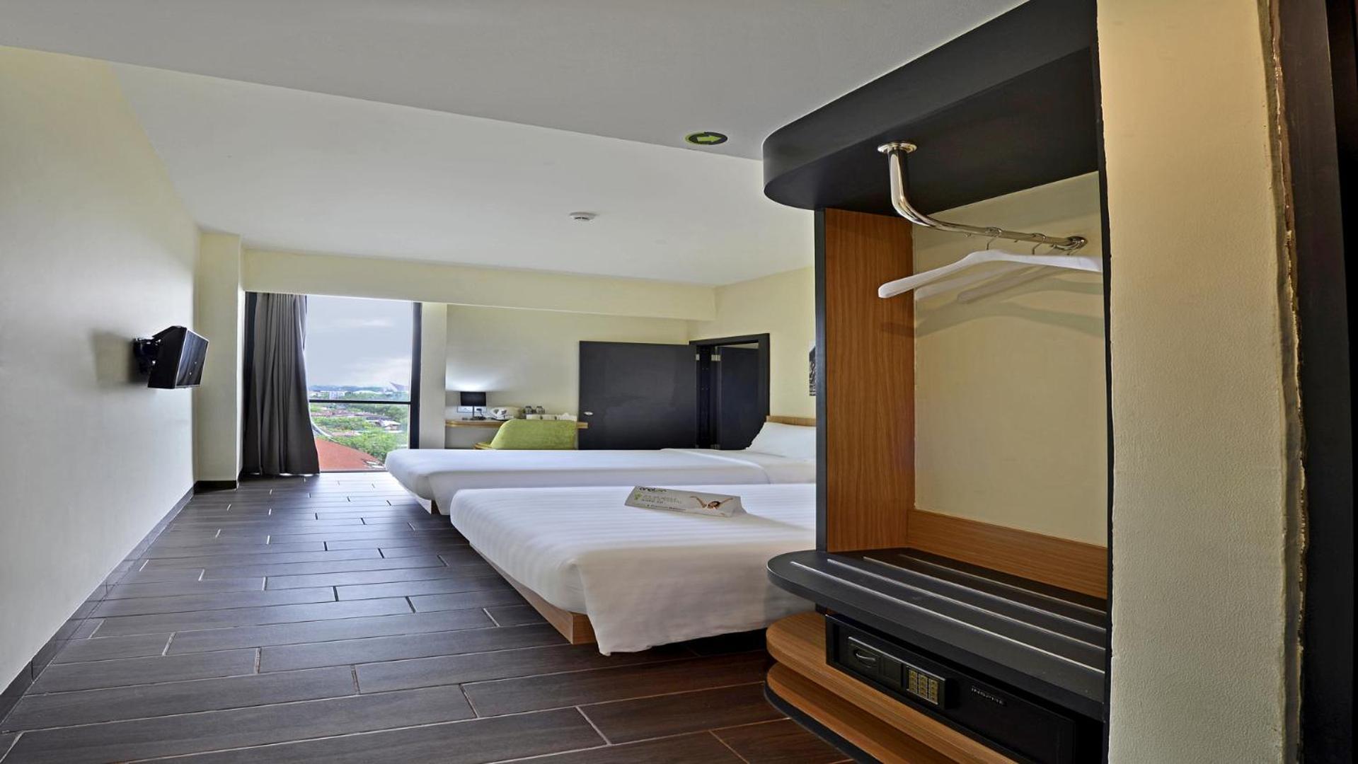 Whiz Prime Hotel Khatib Sulaiman Padang Esterno foto