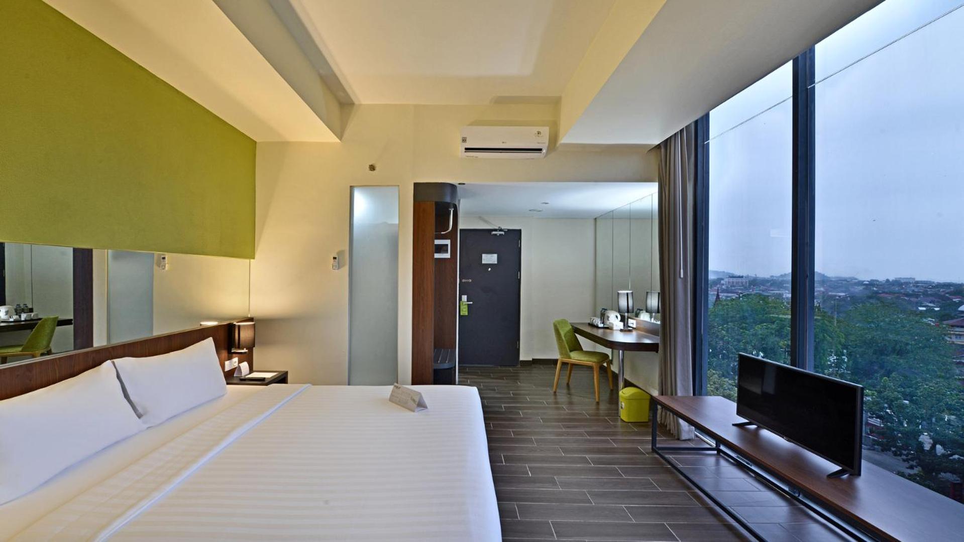 Whiz Prime Hotel Khatib Sulaiman Padang Esterno foto