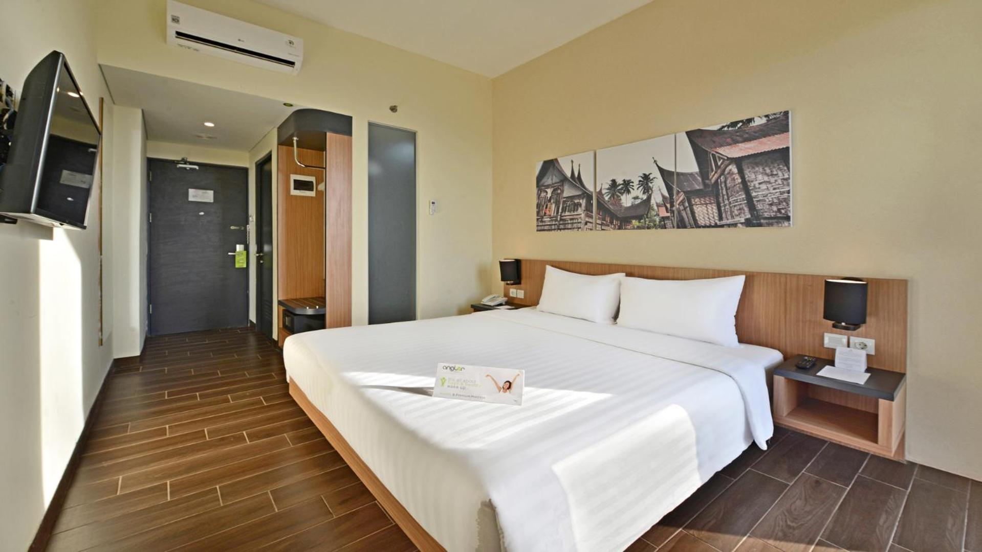 Whiz Prime Hotel Khatib Sulaiman Padang Esterno foto