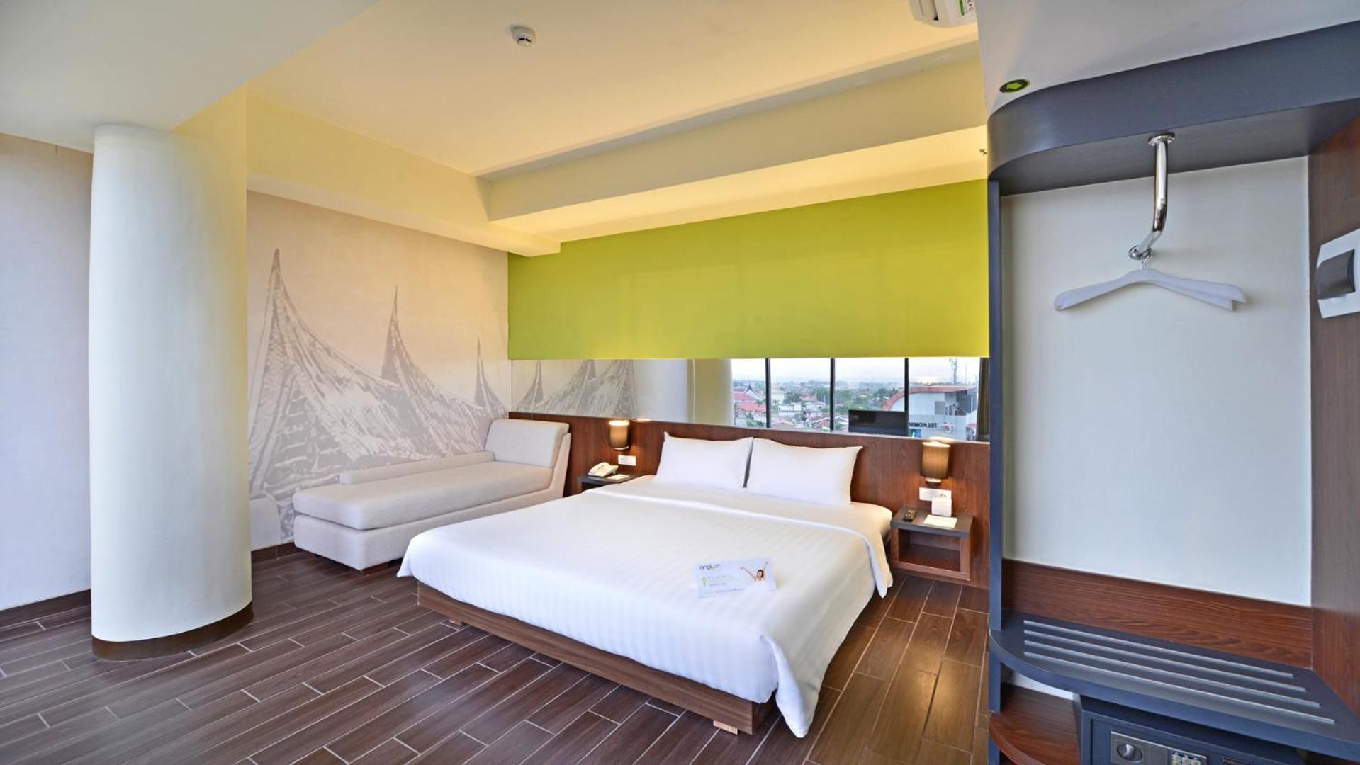 Whiz Prime Hotel Khatib Sulaiman Padang Esterno foto