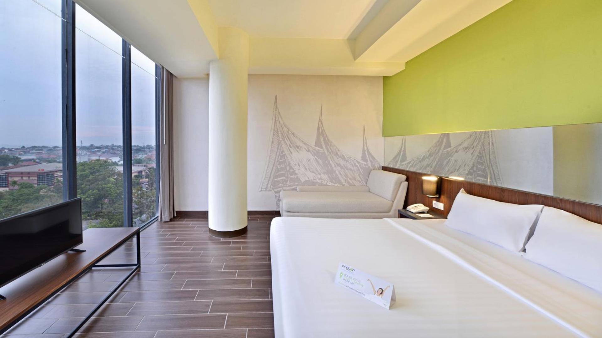 Whiz Prime Hotel Khatib Sulaiman Padang Esterno foto