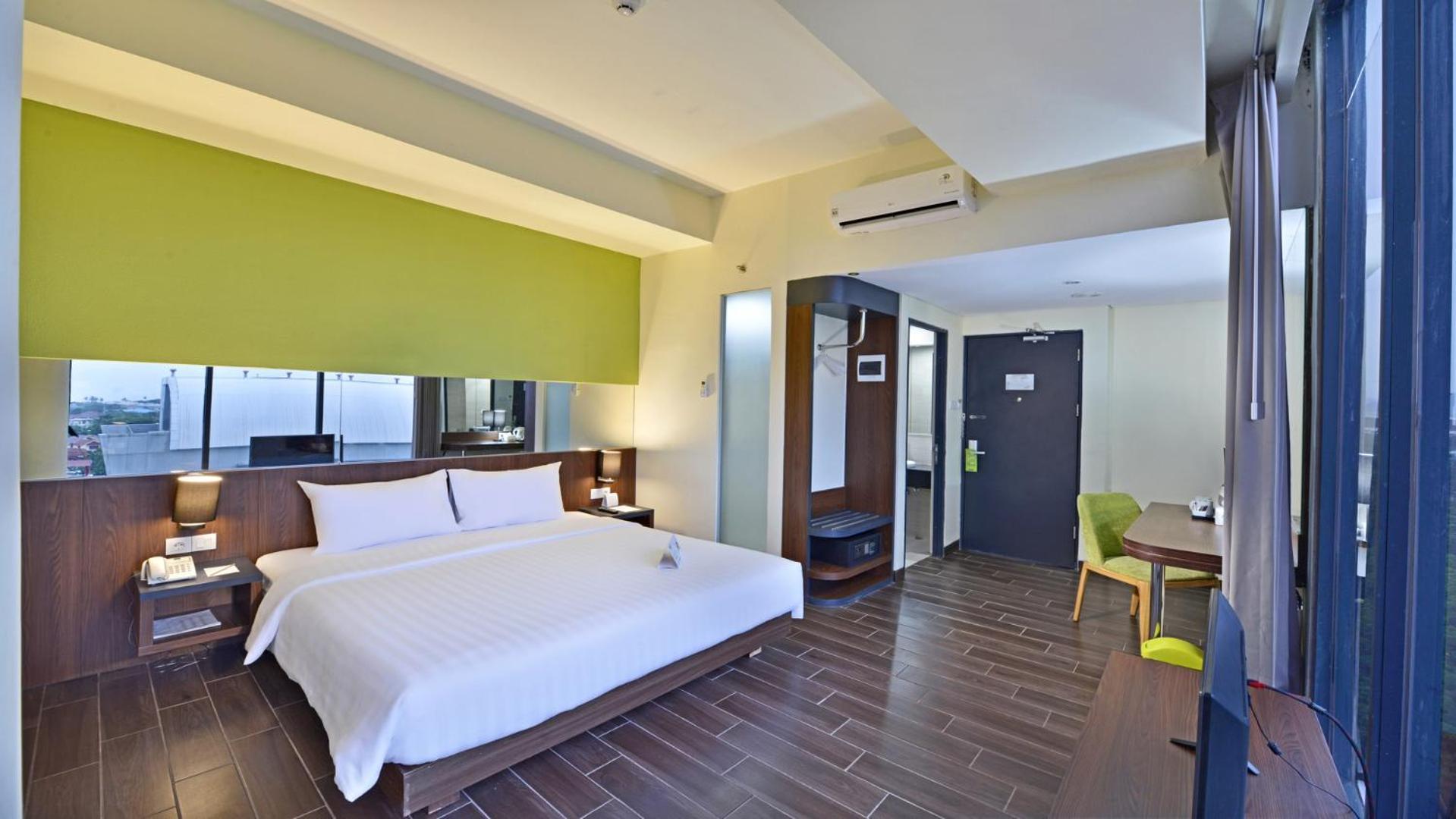 Whiz Prime Hotel Khatib Sulaiman Padang Esterno foto