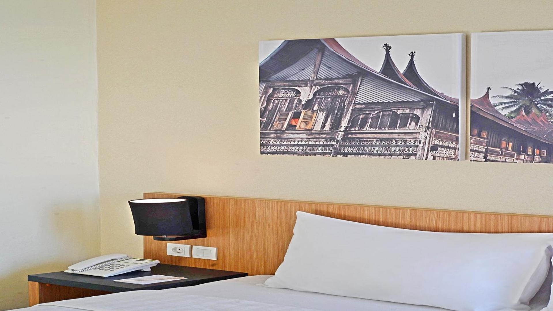 Whiz Prime Hotel Khatib Sulaiman Padang Esterno foto