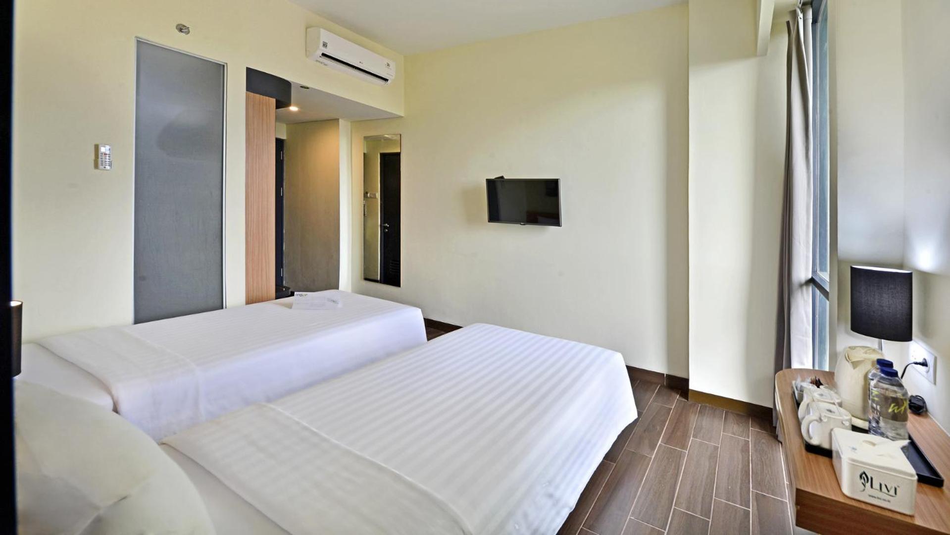 Whiz Prime Hotel Khatib Sulaiman Padang Esterno foto
