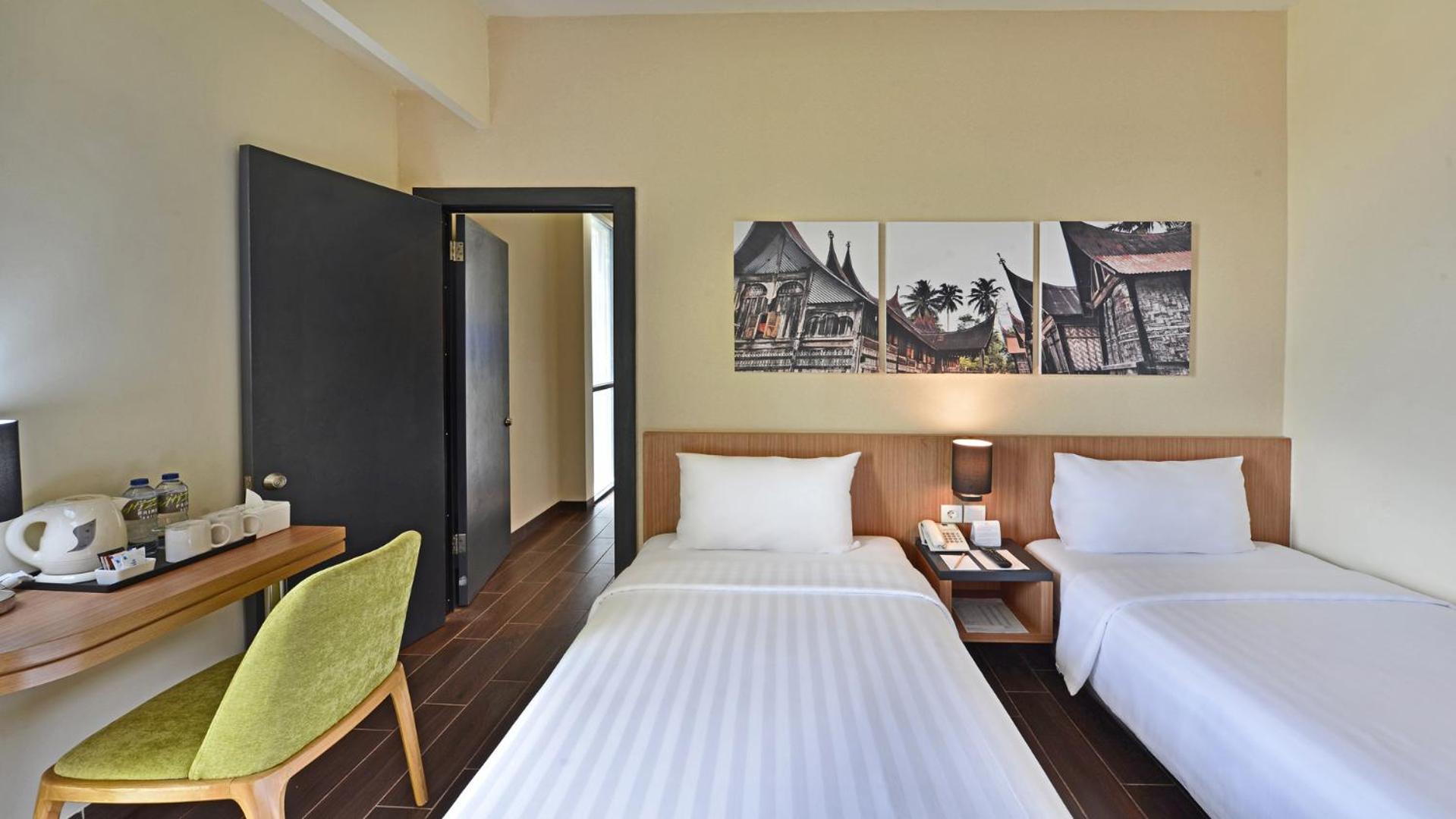 Whiz Prime Hotel Khatib Sulaiman Padang Esterno foto