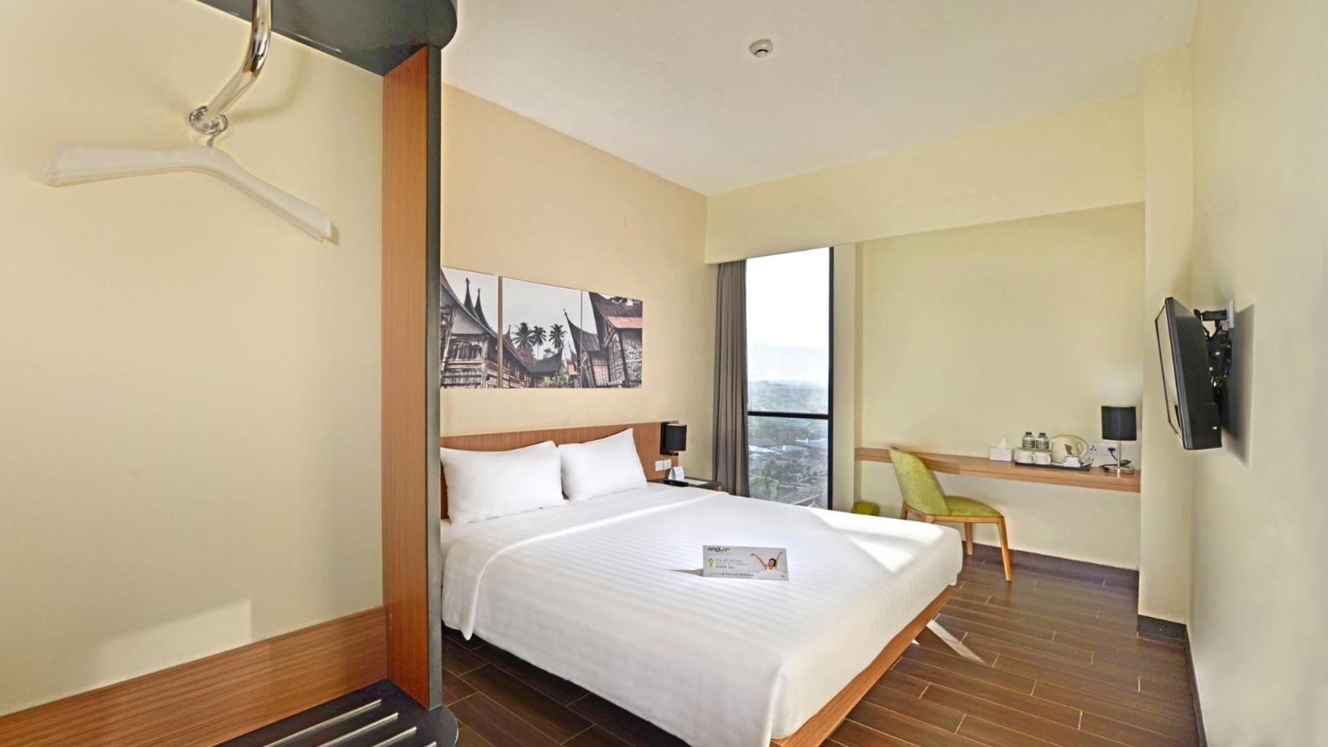 Whiz Prime Hotel Khatib Sulaiman Padang Esterno foto