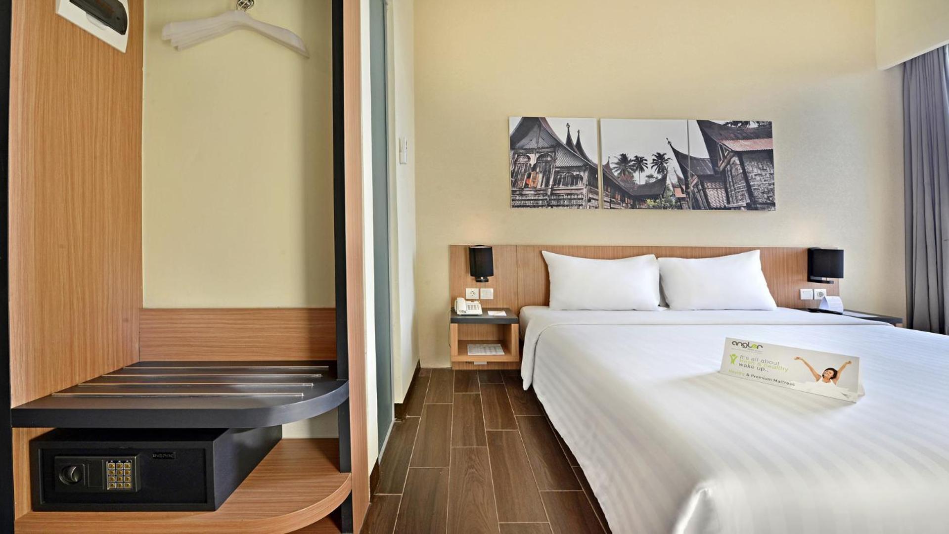 Whiz Prime Hotel Khatib Sulaiman Padang Esterno foto