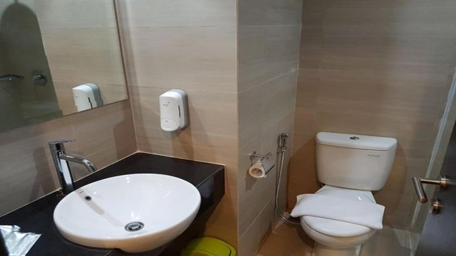 Whiz Prime Hotel Khatib Sulaiman Padang Esterno foto