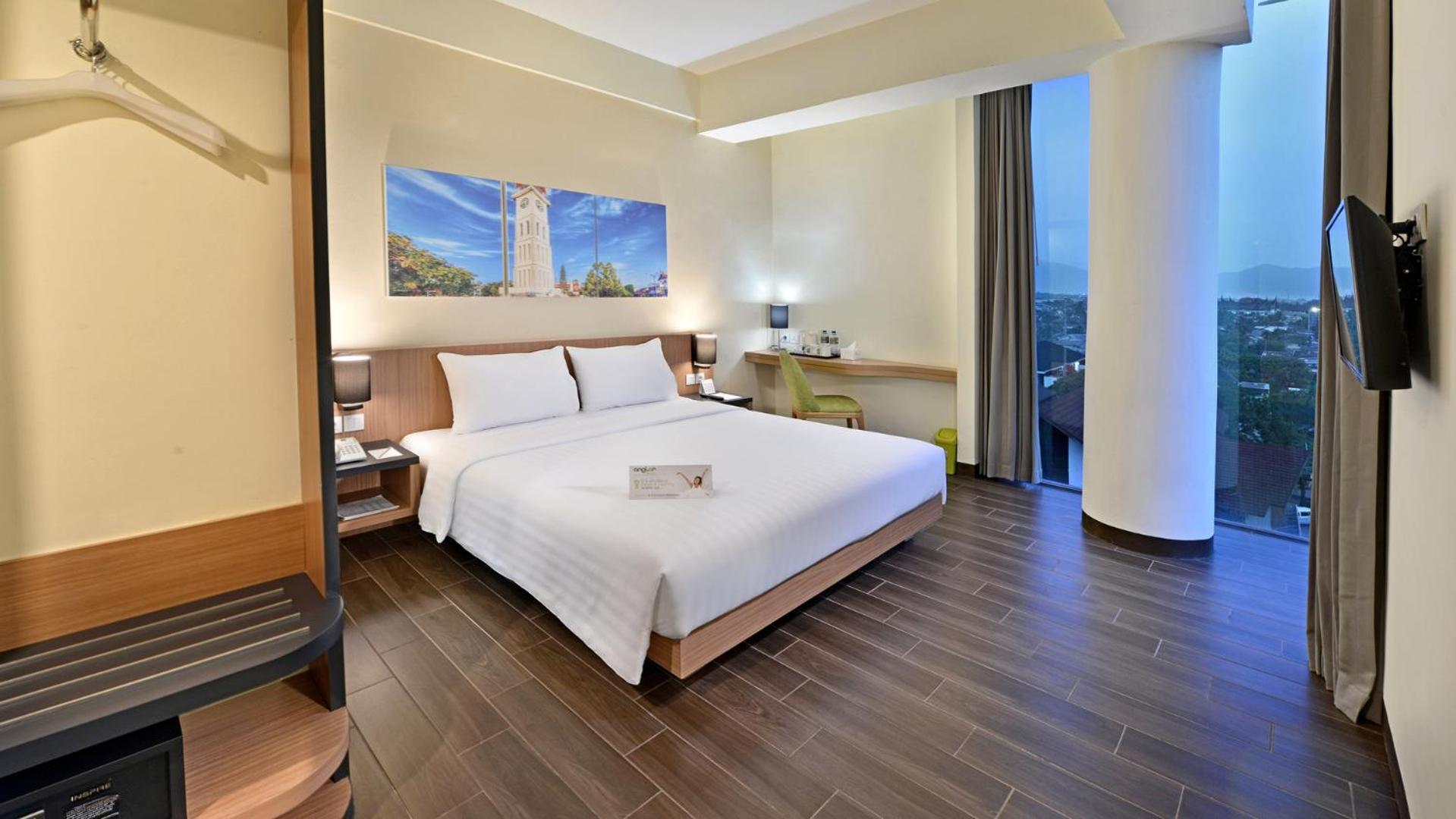 Whiz Prime Hotel Khatib Sulaiman Padang Esterno foto